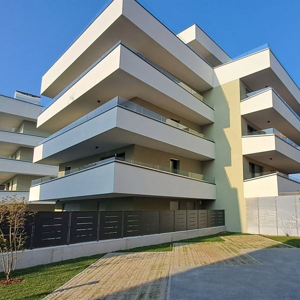 QUADRILOCALE CON GIARDINO NEL CUORE DI TORBOLE SUL GARDA