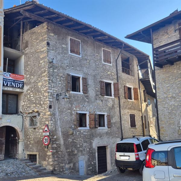 Tenno: CASA INDIPENDENTE DA RISTRUTTURARE. 