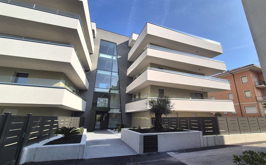 QUADRILOCALE CON GIARDINO NEL CUORE DI TORBOLE SUL GARDA | Ma. Vi Mediazioni