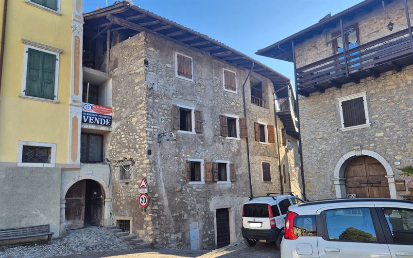 Tenno: CASA INDIPENDENTE DA RISTRUTTURARE. 