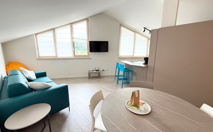 Nago-Torbole : Appartamento duplex completo di arredo. Posto auto privato e cantina a piano terra