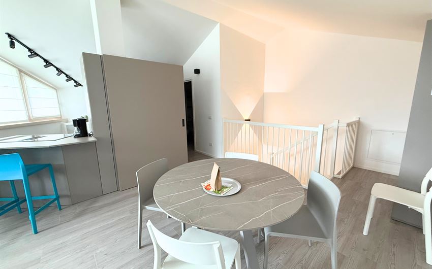 Nago-Torbole : Appartamento duplex completo di arredo. Posto auto privato e cantina a piano terra | Ma. Vi Mediazioni