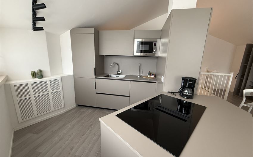 Nago-Torbole : Appartamento duplex completo di arredo. Posto auto privato e cantina a piano terra | Ma. Vi Mediazioni