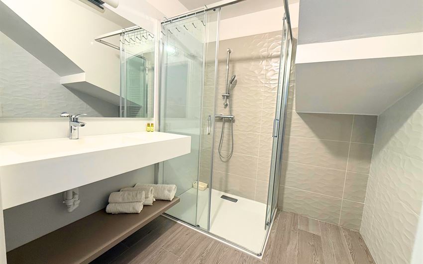 Nago-Torbole : Appartamento duplex completo di arredo. Posto auto privato e cantina a piano terra | Ma. Vi Mediazioni